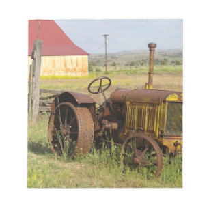USA, Oregon, Shaniko. Rusty vintage tractor in Notepad