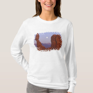 USA, Utah, Arches NP, Full Moon Rising at T-Shirt