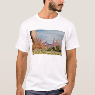USA, Utah, Monument Valley Navajo Tribal Park. T-Shirt
