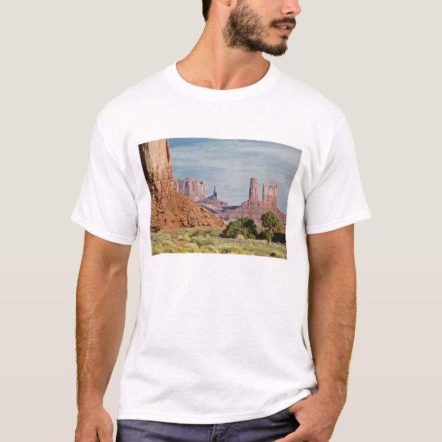 USA, Utah, Monument Valley Navajo Tribal Park. T-Shirt (Front)