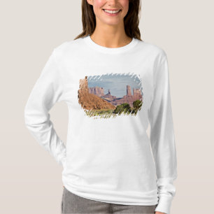 USA, Utah, Monument Valley Navajo Tribal Park. T-Shirt
