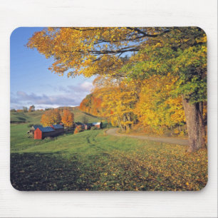 USA, Vermont, Jenne Farm. Fall comes to Jenne Mouse Pad