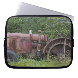 USA, Vermont, MANCHESTER: Antique Farm Tractor Laptop Sleeve