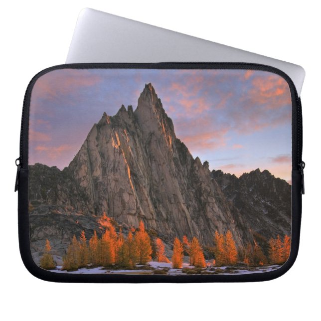 USA, Washington, Cascade Mountains.  Prusik Peak Laptop Sleeve (Front)