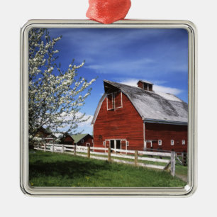 USA, Washington, Ellensburg, Barn Metal Tree Decoration