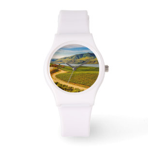 USA, Washington, Lake Chelan. Benson Vineyards Watch