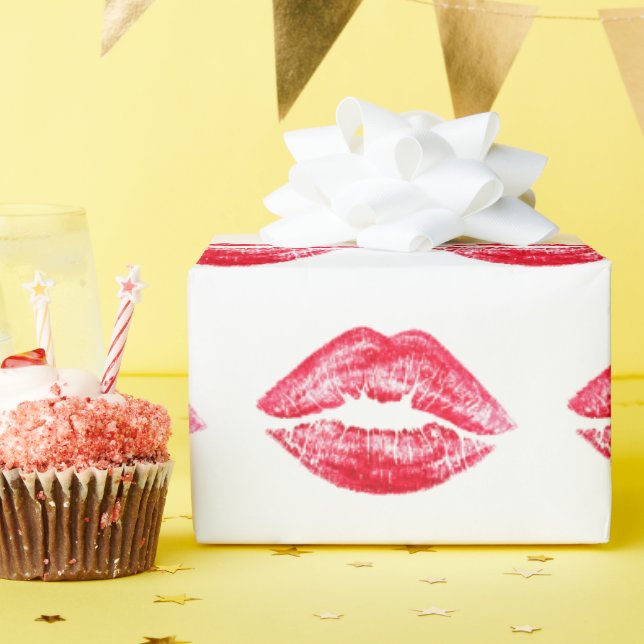 VALENTINES DAY KISS     WRAPPING PAPER (Birthday Party)