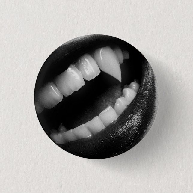 VAMPIRE FANGS 3 CM ROUND BADGE (Front)