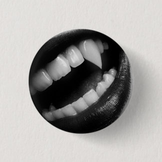 VAMPIRE FANGS 3 CM ROUND BADGE