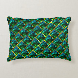 Verde parece esmeralda, sob grade dourada? decorative cushion