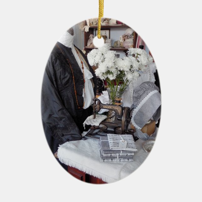 VICTORIAN ENGLAND CERAMIC ORNAMENT (Front)