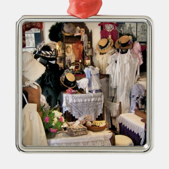 VICTORIAN ENGLAND METAL ORNAMENT (Front)