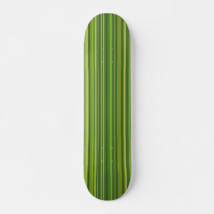 Viele bunte Streifen im grünen Muster Skateboard