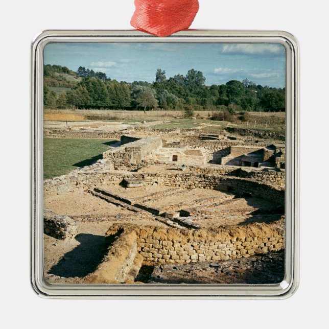 View of the thermal baths metal ornament (Front)