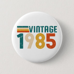 VINTAGE 1985 6 CM ROUND BADGE