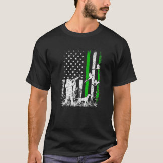 Vintage American Flag Hunting St. Patricks Day Men T-Shirt