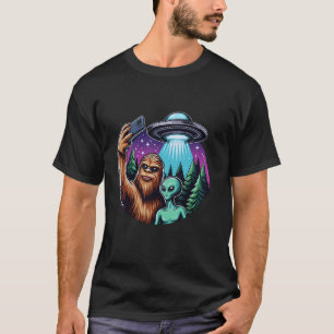 Vintage Bigfoot Sasquatch Selfie with Alien UFO Gr T-Shirt