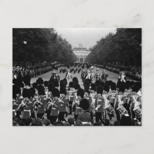 Vintage England Guards returning along the Mall Postcard