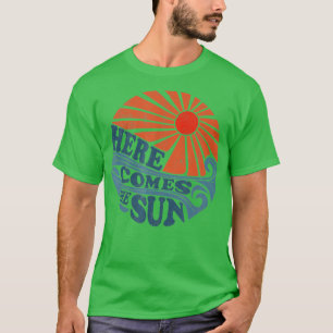 Vintage Here Comes he Sun Cute Retro 70s Beach Vac T-Shirt