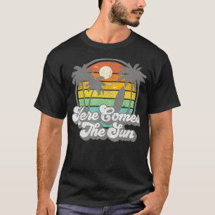 Vintage Here Comes The Sun Beach Surfing Retro 70s T-Shirt