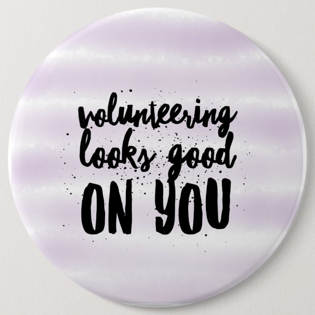 volunteering looks good on you 6 cm round badge (Front)