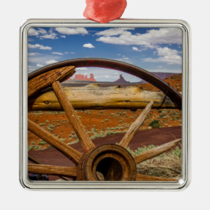 Wagon wheel close up, Arizona Metal Tree Decoration