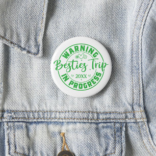 Warning Besties Trip in Progress Green on White 6 Cm Round Badge