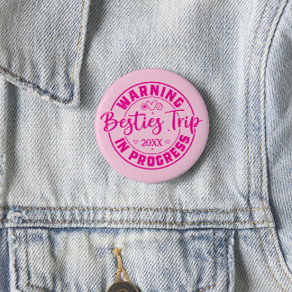 Warning Besties Trip in Progress Magenta on Pink 6 Cm Round Badge