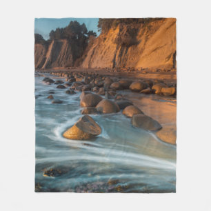 Wave along the beach, California Fleece Blanket