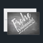 Weihnachtsgrüße auf der Kreidetafel<br><div class="desc">Weihnachtsgrüße in Kreidetafeloptik
Die Grußkarte auf Schieferoptik ziert ein typografisches Design in Kreideoptik. Der Text auf der Vorderseite ist in Deutsch,  Englisch und Spanisch verfügbar. Der zweite Text kann an die individuellen Bedürfnisse angepasst werden.</div>