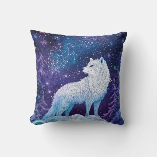 Weißer Wolf im Winter mit magischem Sternenhimmel Cushion