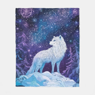 Weißer Wolf unter magischem Sternenhimmel Fleece Blanket