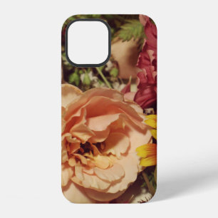 WHITE AND PINK PETALED FLOWER BOUQUET CLOSE-UP PHO iPhone 12 CASE