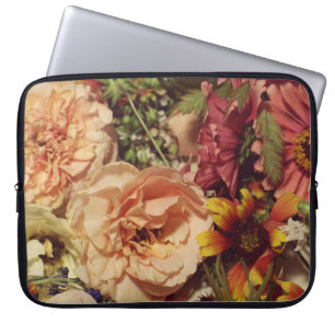 WHITE AND PINK PETALED FLOWER BOUQUET CLOSE-UP PHO LAPTOP SLEEVE