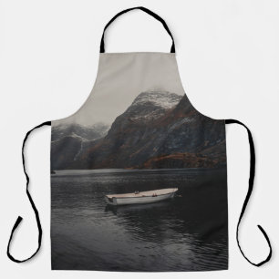 WHITE BOAT ON BODY OF WATER NEAR MOUNTAINS APRON