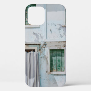 WHITE CONCRETE BUILDING WITH THREE GREEN WINDOWS A iPhone 12 CASE