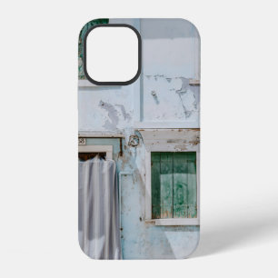 WHITE CONCRETE BUILDING WITH THREE GREEN WINDOWS A iPhone 12 CASE