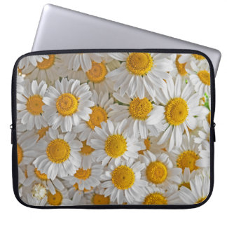 White Daisies: Beautiful Floral Background Laptop Sleeve