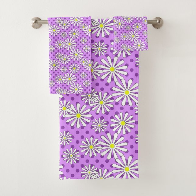 White daisy flowers on a polka dot background  bath towel set (Insitu)