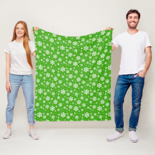 White Snowflakes on Green Winter Pattern Fleece Blanket