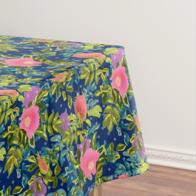 Wild rose, blue background, wild rose, roses, pink tablecloth (In Situ)