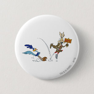 Wile E Coyote and ROAD RUNNER™ Acme Products 7 6 Cm Round Badge