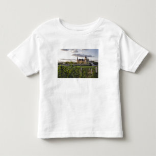Winery building seen from the vineyard at toddler T-Shirt