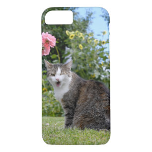 winking tabby cat on grass iPhone 8/7 case