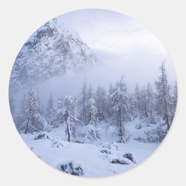 Winter wonderland, fog, spruce forest and mountain classic round sticker (Front)