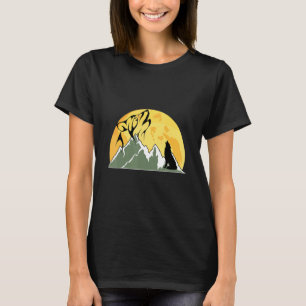 Wolf Howling At His Reflection In The Moon T-Shirt