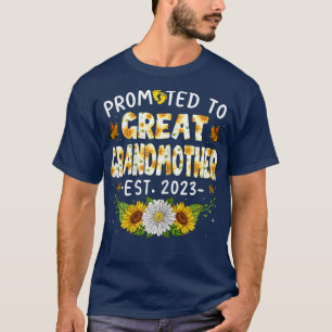 Womens Cute Promoted To Great Grandmother 2023 New T-Shirt