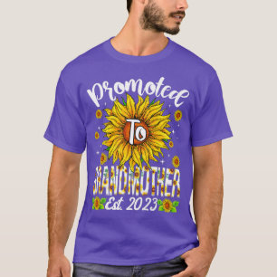 Womens Promoted To Grandmother 2023 Pregnancy Anno T-Shirt