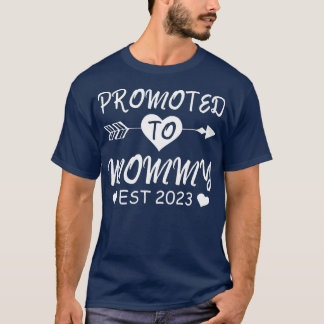 Womens Promoted To Mummy EST 2023 Gender Reveal Pr T-Shirt