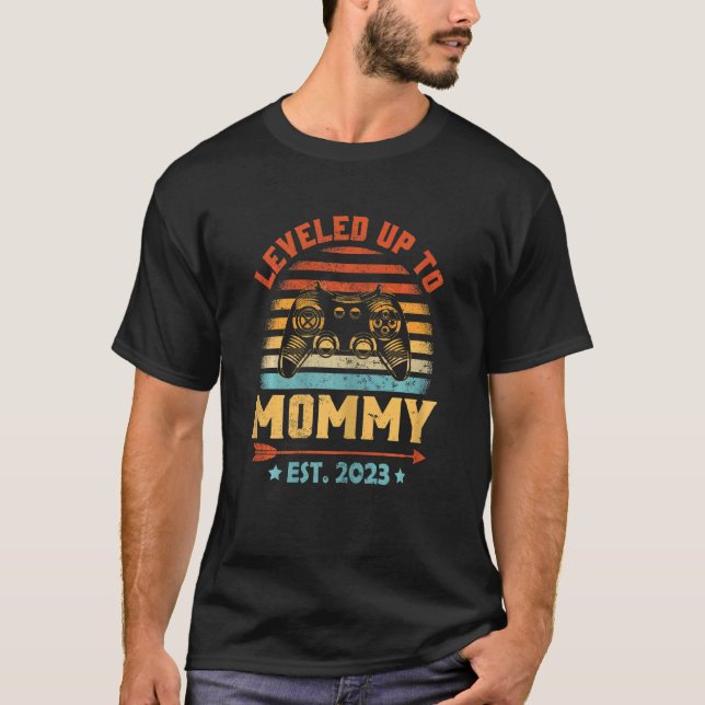Womens Retro Levelled Up To Mummy 2023 Gaming Preg T-Shirt (Front)